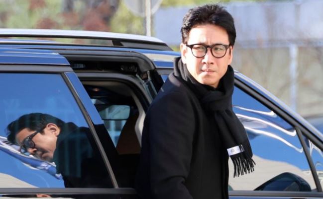 South Korean actor Lee Sun-kyun arrives at a police station for questioning regarding his alleged illegal drug use in Incheon, South Korea, on Saturday.