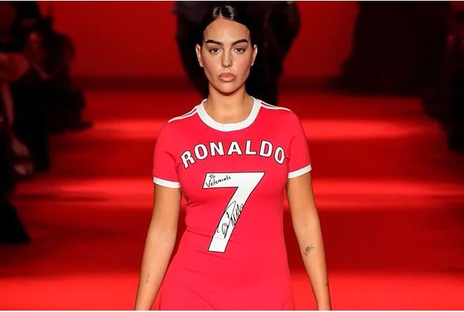 Giorgina Rodriguez in a fashion show repping Cristiano Ronaldo 🔴✨